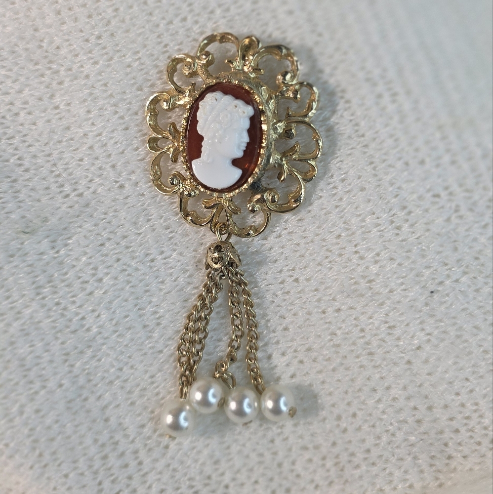 Elegant Gold Cameo  Pendant